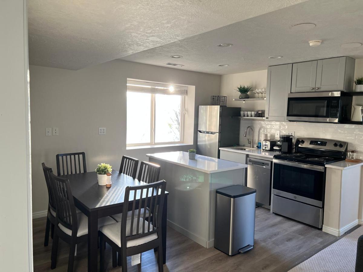 Above Ground Basement Apartment 2 Bedroom 1 B Retreat With Gorgeous View Draper Luaran gambar