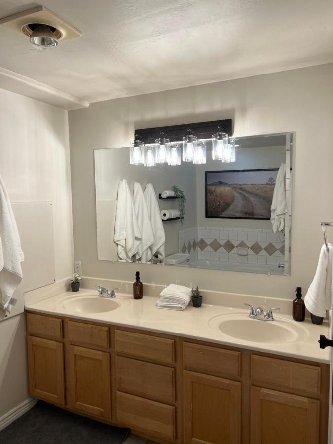 Above Ground Basement Apartment 2 Bedroom 1 B Retreat With Gorgeous View Draper Luaran gambar